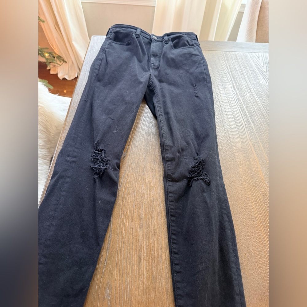 American Eagle Black Distressed Jeans ( distressed knees )